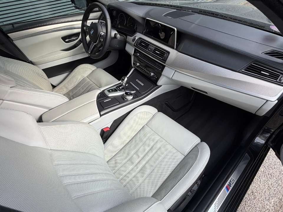 Location BMW M5 F10  (A venir) Bordeaux — Rollz Conciergerie